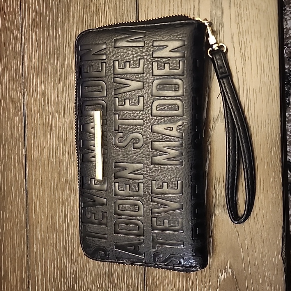 Steve Madden wristlet